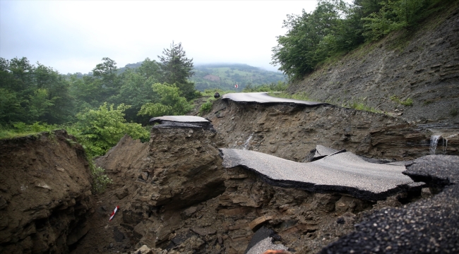 Kastamonu'nun Çatalzeytin ilçesinde 5 köyü ilçeye bağlayan grup yolu çöktü