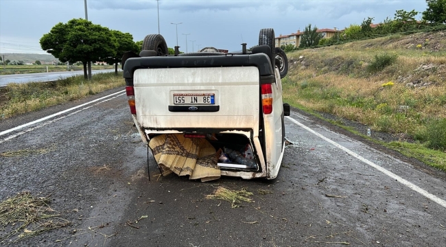 Kayseri'de bir kargo şirketine ait aracın devrilmesi sonucu 3 kişi yaralandı