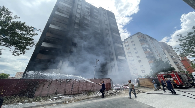 Kayseri'de inşaat halindeki 12 katlı binanın dış cephe yalıtım malzemeleri yandı