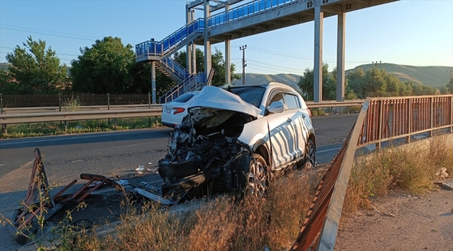 Kırıkkale'de demir korkuluklara çarpan otomobildeki 1 kişi öldü, 2 kişi yaralandı