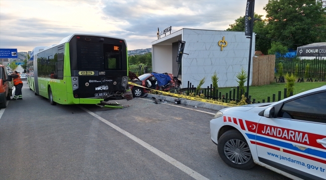 Kocaeli'de belediye otobüsüyle çarpışan otomobilde 3 kişi öldü, 3 kişi yaralandı