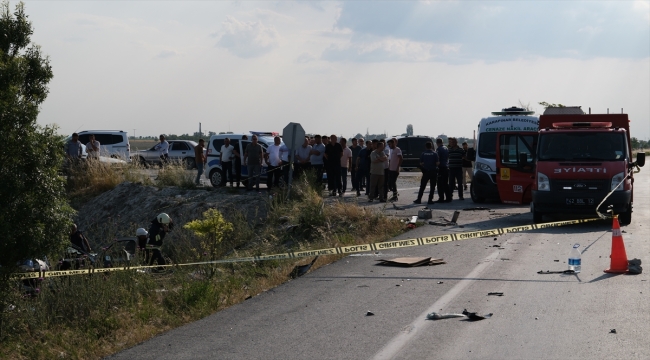 Konya'da tırın dorsesine çarpan otomobildeki bir kişi öldü, üç kişi yaralandı