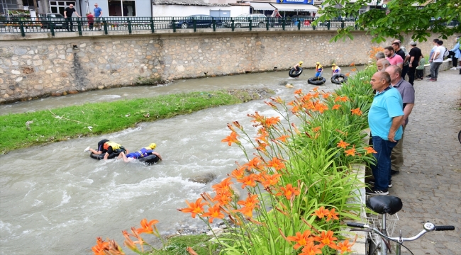 Kosova'da kamyon ve traktör şambrelleri ile rafting yarışması düzenlendi