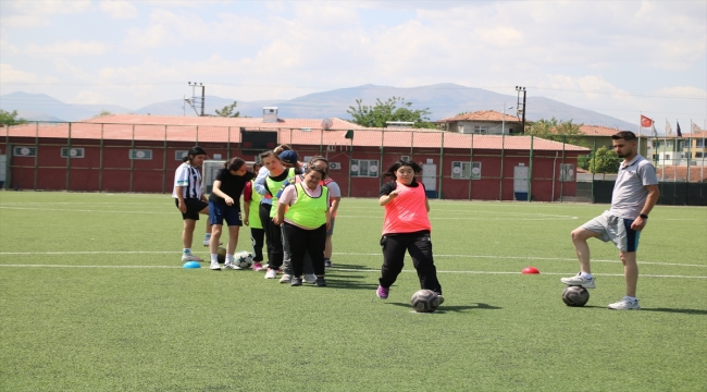 Malatya'da depremzede down sendromlu çocuklar, kadın futbolcularla buluştu