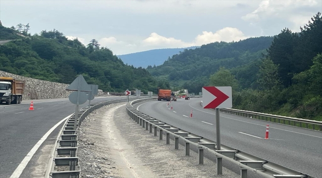 Mengen-Yeniçağa Devlet Yolu'ndaki toprak akıntısı