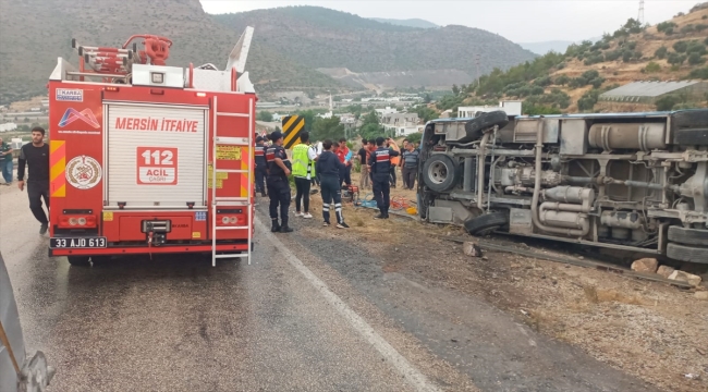 Mersin'de devrilen servis midibüsündeki 12 işçi yaralandı