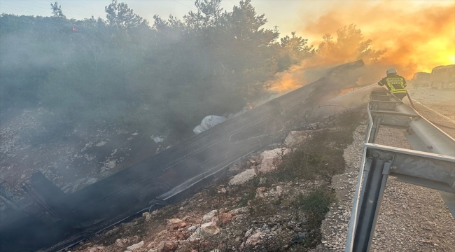 Mersin'de şarampole devrilen balık yemi yüklü tırda yangın çıktı