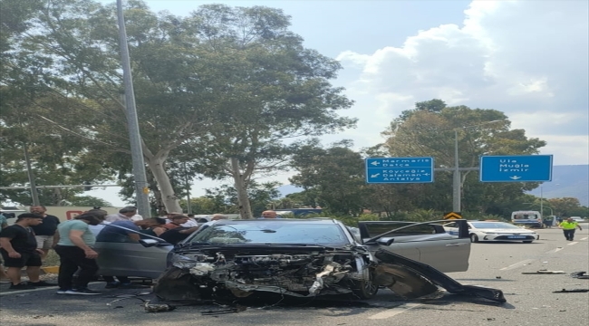 Muğla'da ambulansın otomobille çarpışması sonucu 4 kişi yaralandı