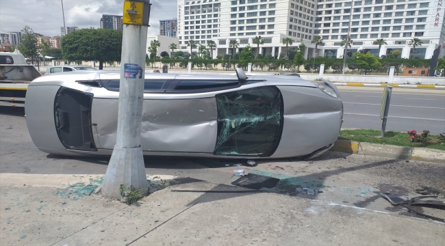 Pendik'te devrilen otomobilin sürücüsü yaralandı