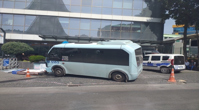 Pendik'te hastanenin acil servisi girişindeki tabelaya çarpan minibüsün sürücüsü yaralandı