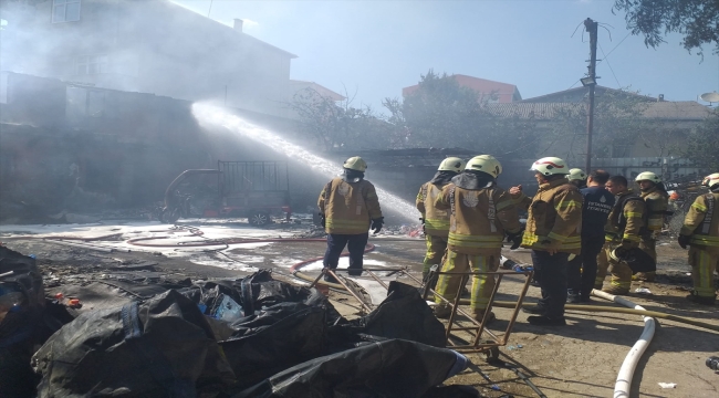 Pendik'te hurda deposundaki yangın söndürüldü