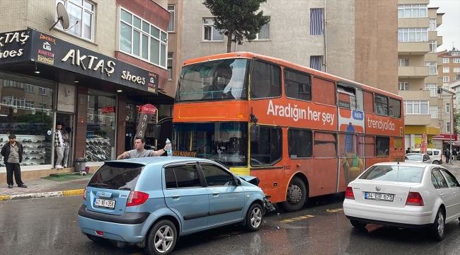 Pendik'te İETT otobüsüyle çarpışan otomobilin sürücüsü yaralandı 