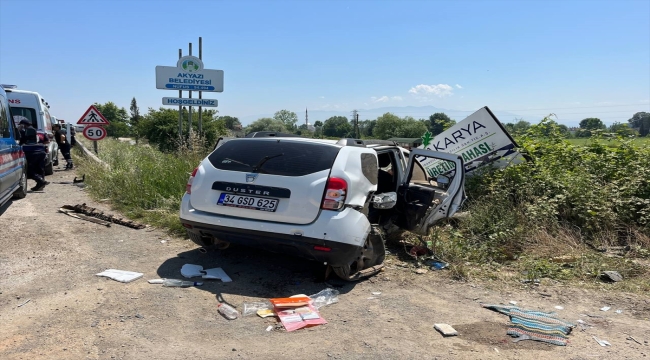 Sakarya'da iki otomobilin çarpıştığı kazada 10 kişi yaralandı