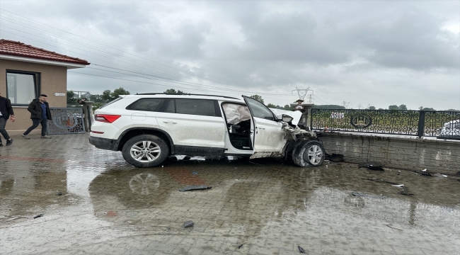 Sakarya'da kızını YKS'ye yetiştirmek isteyen baba, otomobilin duvara çarptığı kazada öldü