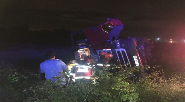 Sakarya'da seyir halindeyken sürücüsü fenalaşan tır devrildi