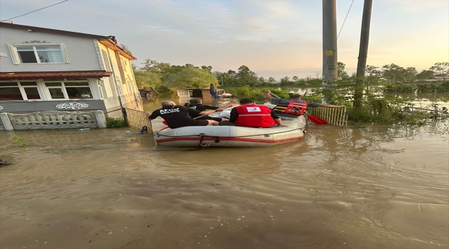 Samsun'da AFAD ile Türk Kızılay evlerinin etrafını su basan vatandaşlara erzak dağıttı