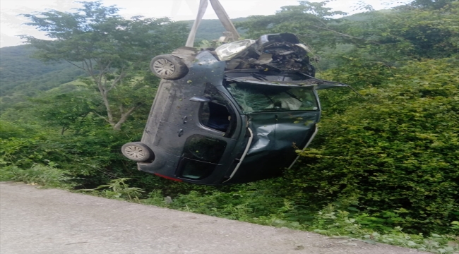 Samsun'da dereye yuvarlanan otomobildeki 3 kişi yaralandı