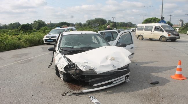 Samsun'da iki otomobilin çarpıştığı kazada 3 kişi yaralandı