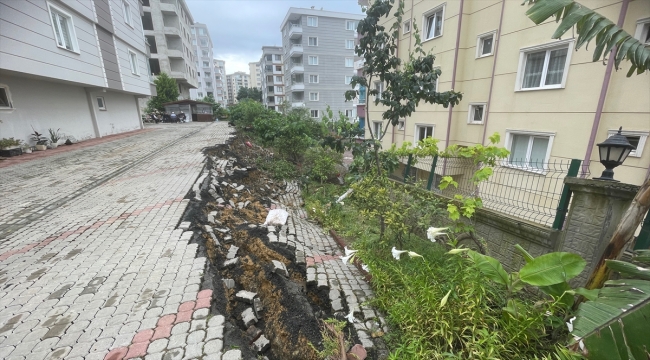 Samsun'da istinat duvarının yıkılmasıyla oluşan boşluğa düşen 5 araç ve tekne zarar gördü