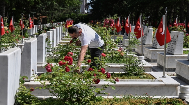 Şehit yakınları ve gaziler bayram arifesinde Cebeci Askeri Şehitliği'ni ziyaret etti