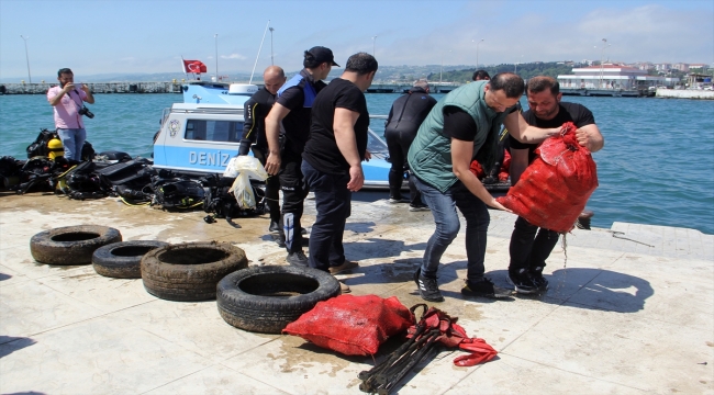 Sinop'ta dalgıçlar deniz dibi temizliği yaptı, denizden "takma diş" bile çıktı