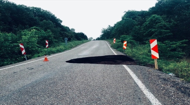 Sinop'ta sağanak su baskınlarına neden oldu