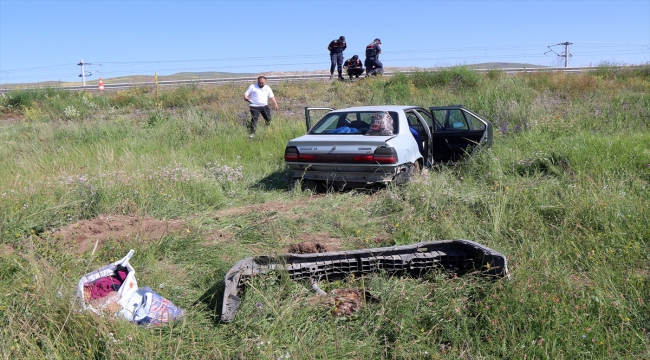 Sivas'ta devrilen otomobildeki 5 kişi yaralandı