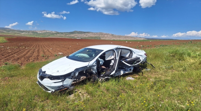 Sivas'ta iki otomobil çarpıştı, 4'ü çocuk 9 kişi yaralandı