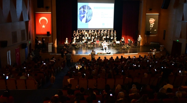 Sivas'ta sağlık çalışanları düzenledikleri konserle Aşık Veysel'i andı