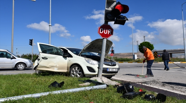 Sivas'ta tır ile çarpışan otomobildeki 4 kişi yaralandı