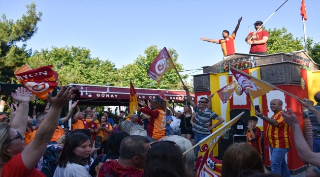 Tekirdağ'da Taraftar Çeşmesi sarı-kırmızı renklere boyandı