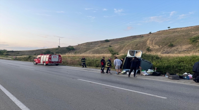 Tokat'ta hafif ticari araç sulama kanalına devrildi, 5 kişi yaralandı