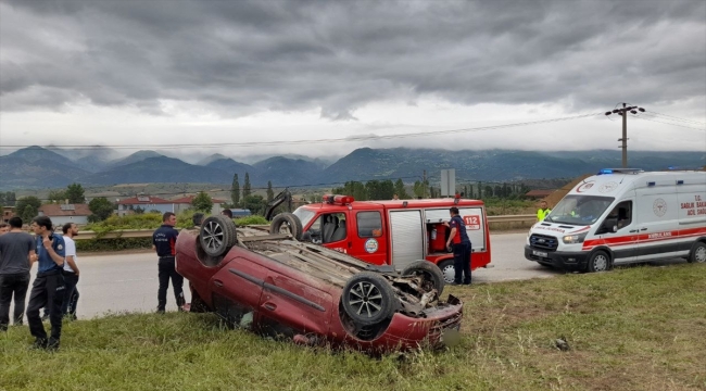 Tokat'taki trafik kazasında araçta sıkışan 2 kişi kurtarıldı