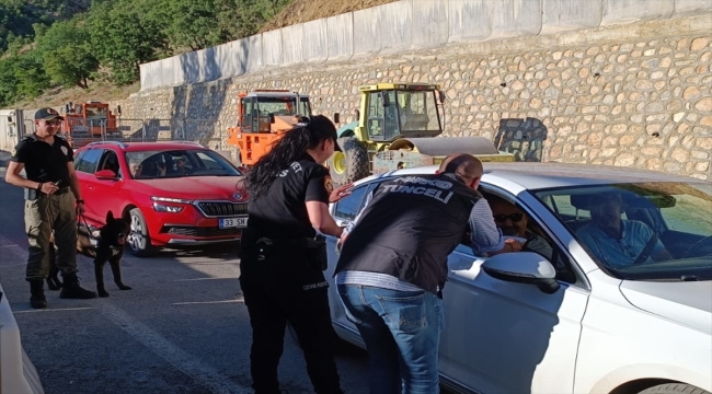 Tunceli'de polis ekipleri uyuşturucuyla mücadele kapsamında denetim yaptı