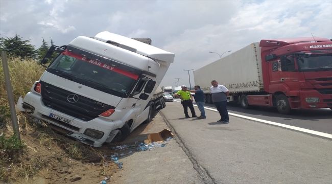 Tuzla'da otoyoldan çıkan tır nedeniyle trafik yoğunluğu oluştu