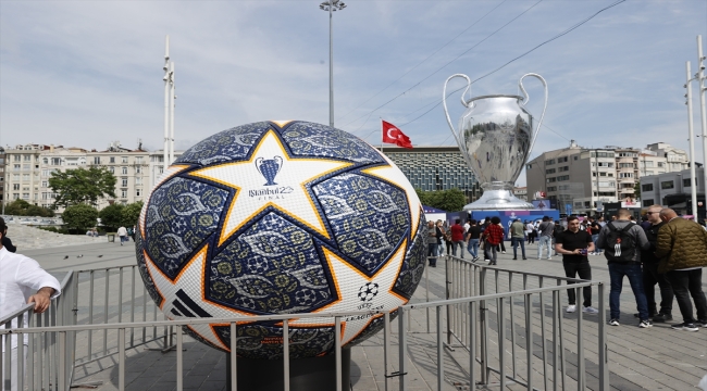 UEFA Şampiyonlar Ligi kupasının dev maketi Taksim Meydanı'nda