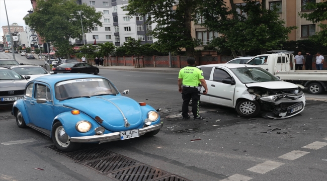 Ümraniye'de 2 otomobilin çarpıştığı kazada 1 kişi yaralandı