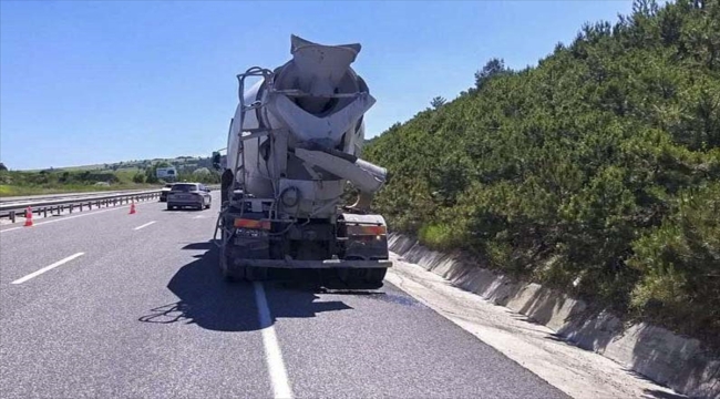 Uşak'ta beton mikserine çarpan otomobildeki anne ve çocuğu yaralandı