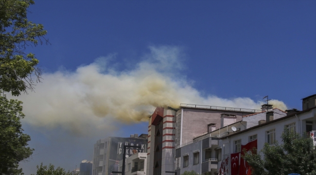 Uşak'ta iş merkezinin çatısında çıkan yangın söndürüldü