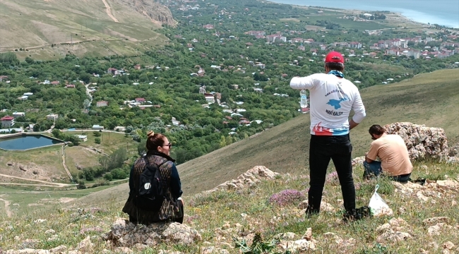 Van Gölü Aktivistleri Derneği üyeleri Adilcevaz'da doğa yürüyüşü yaptı