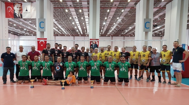 Voleybolda İzmir'deki Veteranlar Şampiyonası'nda dereceye girenler belli oldu