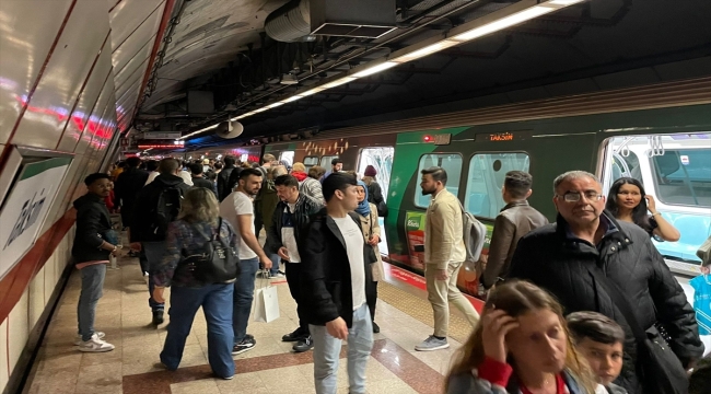 Yenikapı-Hacıosman Metro Hattı'ndaki seferlerde aksama yaşanıyor