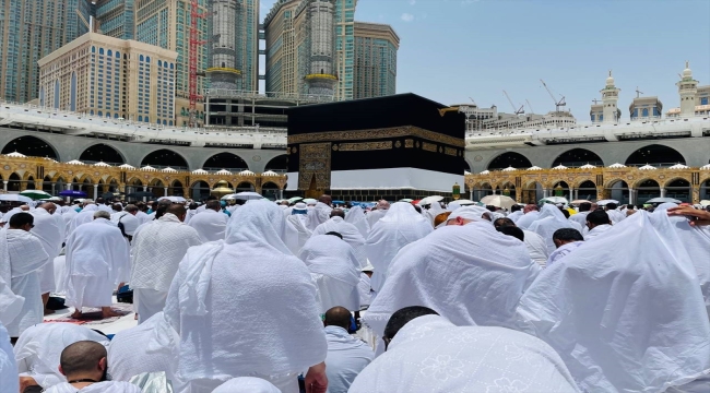 Yüz binlerce hacı adayı cuma namazını Mescid-i Haram'da kıldı