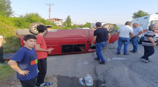 Zonguldak'ta işçileri taşıyan midibüs ile otomobilin çarpıştığı kazada 7 kişi yaralandı