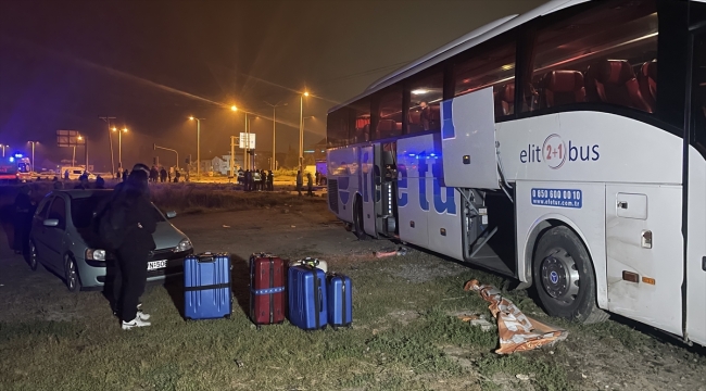 Zonguldak'ta yolcu otobüsü ile otomobilin çarpıştığı kazada 2 kişi öldü, 2 kişi yaralandı