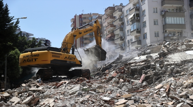 Adana'da depremde hasar alan bina kontrollü yıkım sırasında devrildi