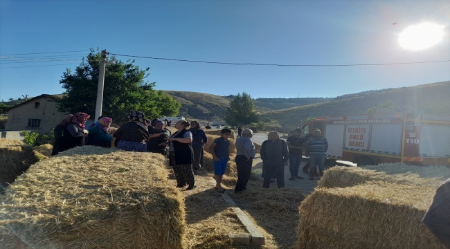 Afyonkarahisar'da kaza yapan tırdaki saman balyalarının altında kalan kadın öldü