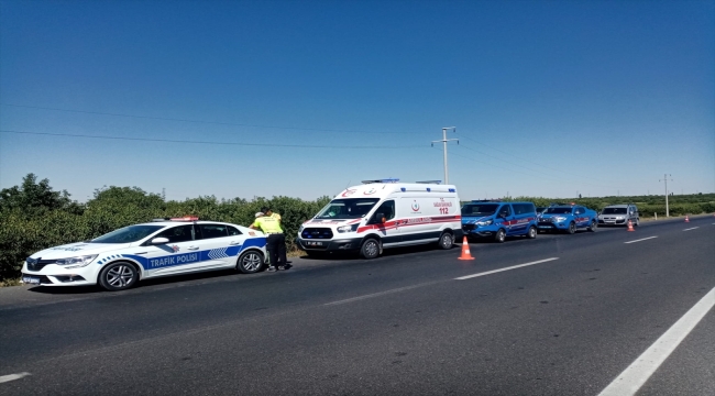 Afyonkarahisar'da şarampole devrilen kamyonetteki sürücü öldü, eşi ağır yaralandı