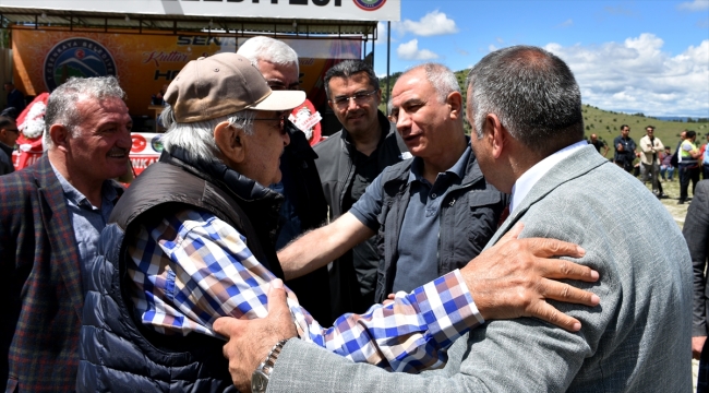 AK Parti Genel Başkanvekili Ala, Şenkaya Kültür, Sanat ve Bal Festivali'ne katıldı