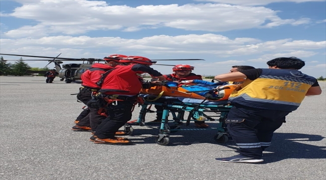 Aladağlar'da tırmanış sırasında ayak bileği kırılan dağcı, askeri helikopterle kurtarıldı